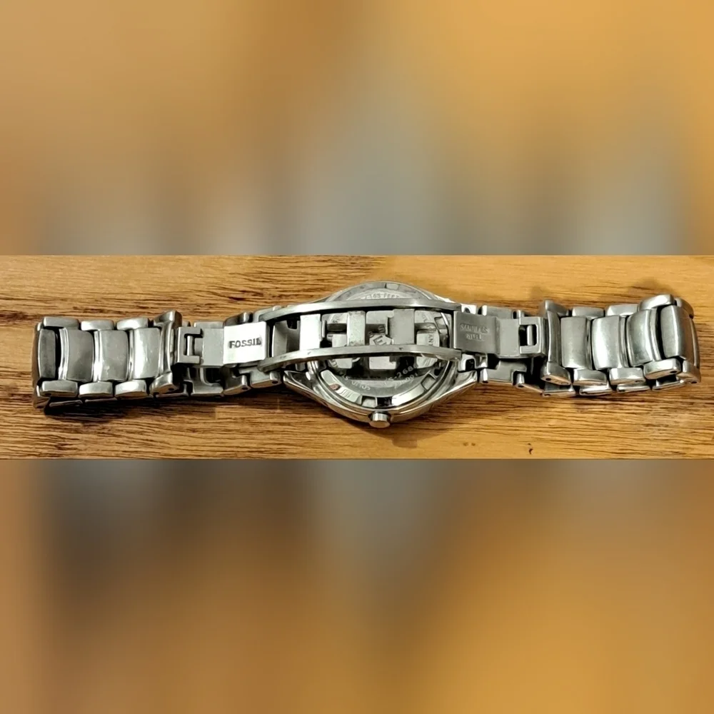EUC Vintage Y2K Fossil FS2687 Casual Everyday Watch Jewelry w/ Silver Tone Face